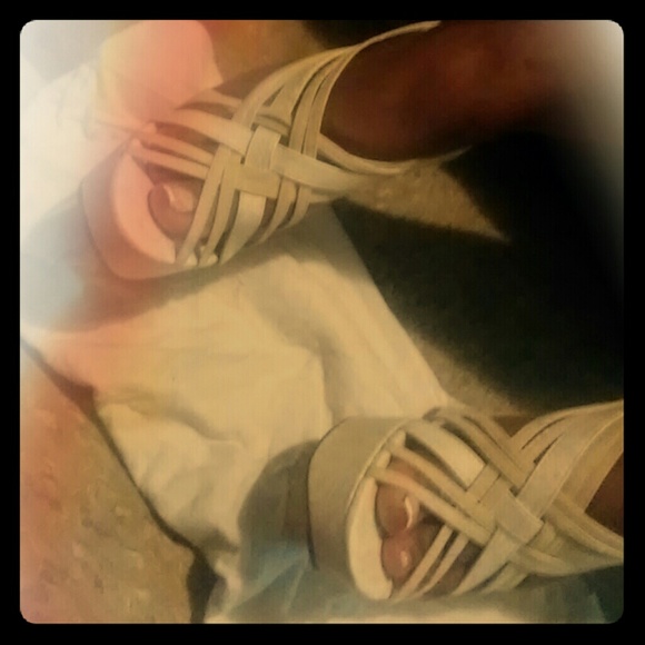 Kiss & Tell heels - Picture 1 of 5